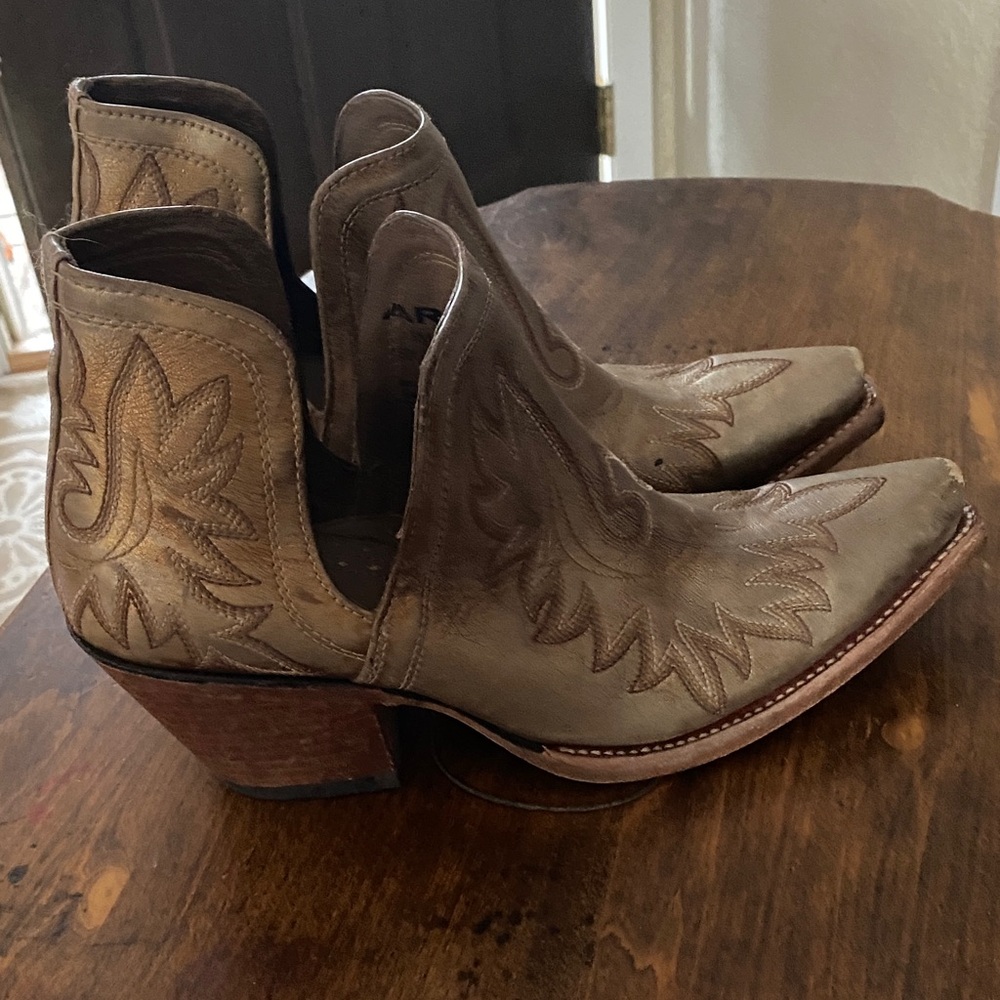 Ariat heritage  Leather Ankle Booties